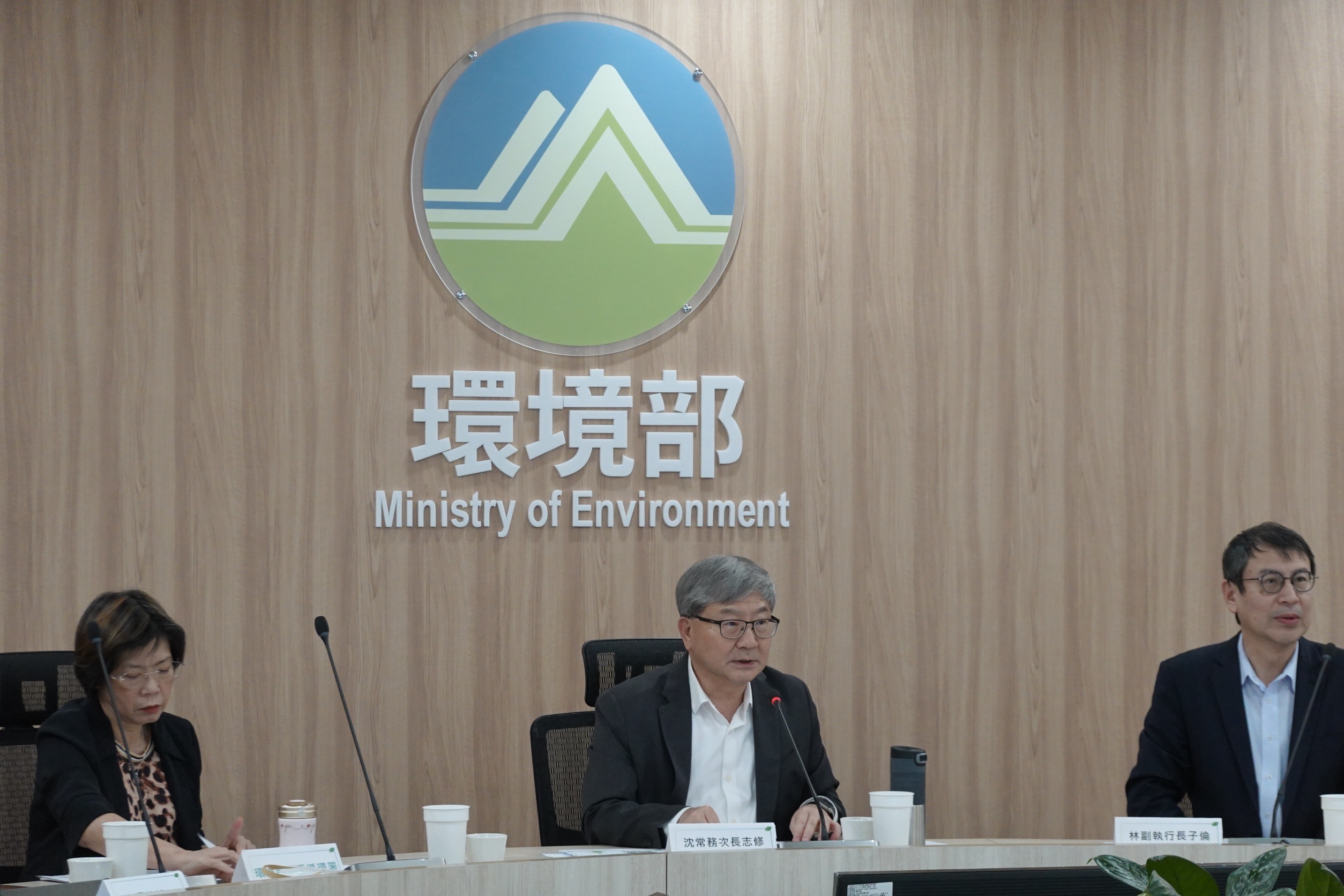 會議由由環境部沈志修次長(中)、行政院能源及減碳辦公室林子倫副執行長(右)共同主持,左為資源循環署賴瑩瑩署長