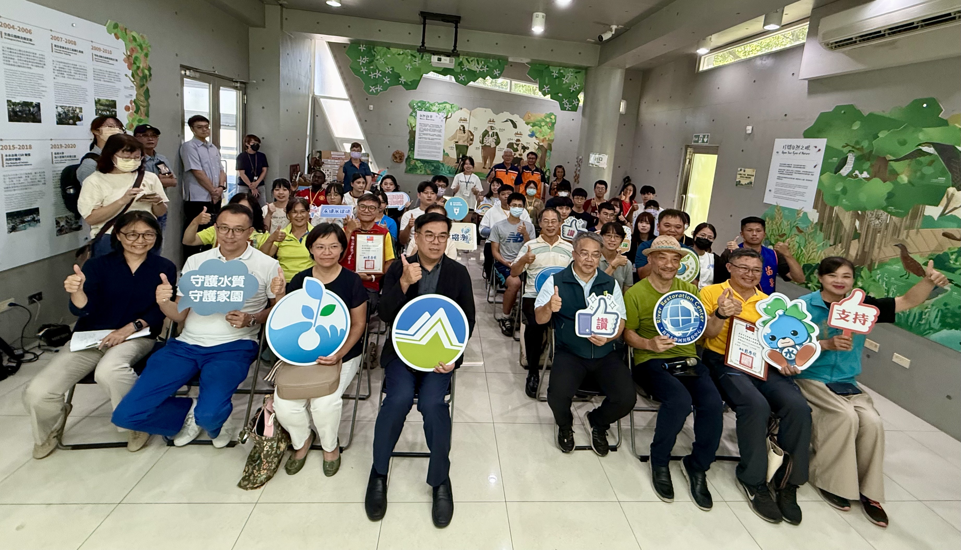 彭啓明部長與水環境巡守領域楷模及青年們合影