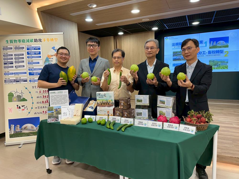 記者會相片_葉俊宏次長_右2_拿起施肥方式不同的展示農產品